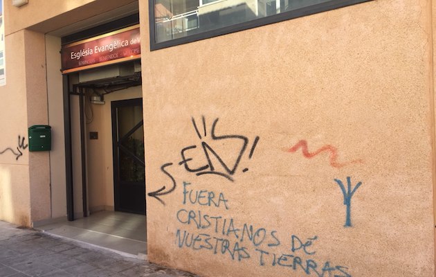 Igreja evangélica com pichações na Espanha (Foto: Reprodução/Facebook)