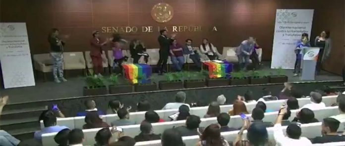 Fórum no Senado do México onde crianças foram apresentadas como sendo bissexuais