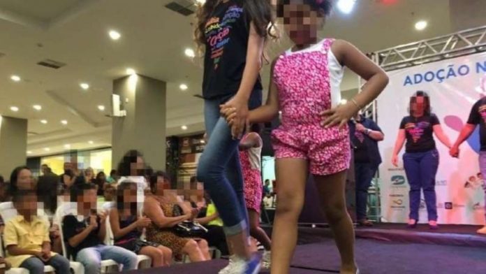 Desfile de crianças e adolescentes que estão na fila de adoção, realizado em um shopping de Cuiabá, causou polêmica