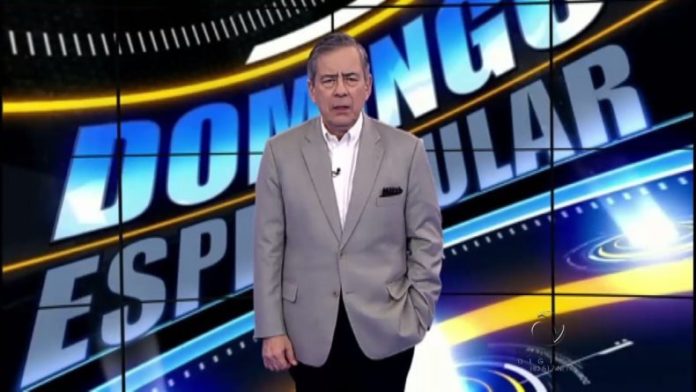 Paulo Henrique Amorim apresentando o Programa 'Domingo Espetacular', na Record TV