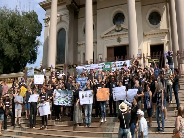 Moradores realizam protesto na Basílica Santo Antônio de Pádua, em Americana — Foto: Reprodução/EPTV