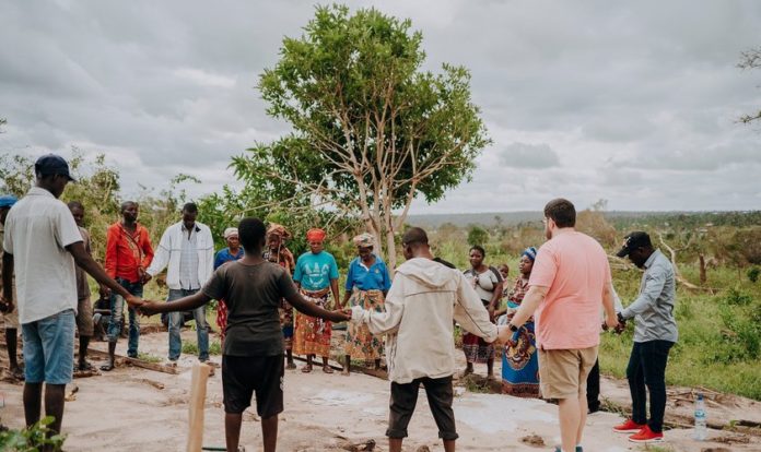 Missionários se reuniram com moradores de Macomia, em Cabo Delgado, para orar e levar ajuda. (Foto: Iris Global)