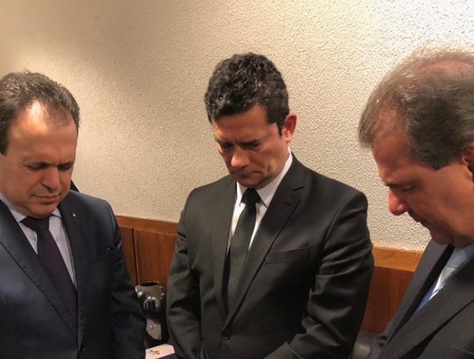 Pastores oram com o ministro da justiça, Sérgio Moro