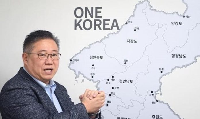 Pastor Kenneth Bae com um mapa mostrando uma Coreia unificada. (Foto: Kenneth Bae/Facebook)