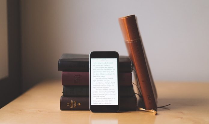 SBB e YouVersion lançam Bíblia impressa com recursos digitais. (Foto: Reprodução/The Sweet Setup)