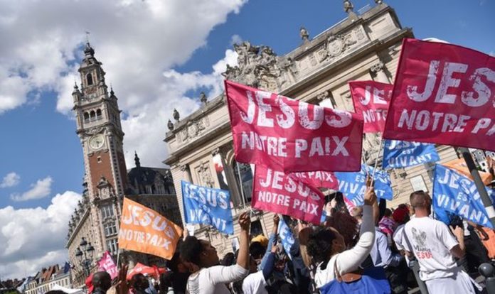 Milhares marcharam para testemunhar sua fé em Jesus na França. (Foto: Reprodução/Evangelical Focus)