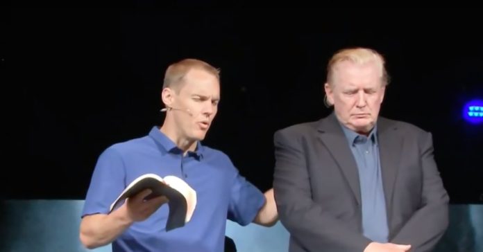 Donald Trump faz visita surpresa em igreja evangélica e pastor ora por ele