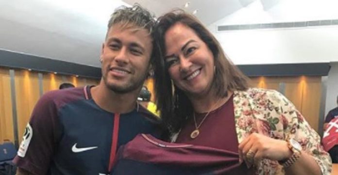 Neymar ao lado da mãe, Nadine