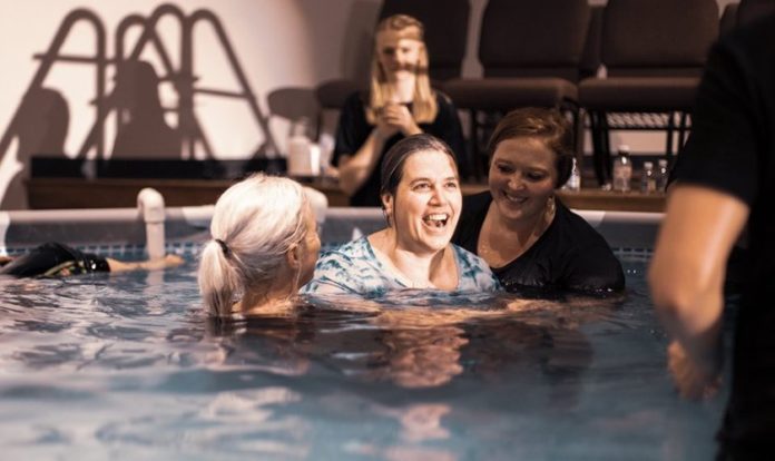 Mulher sorri durante batismo. A igreja no interior dos EUA já batizou milhares de pessoas. (Foto: Christ Fellowship Church)
