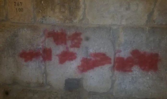 Pichação no Muro das Lamentações foi coberta com tinta vermelha. (Foto: Reprodução/Israel First)