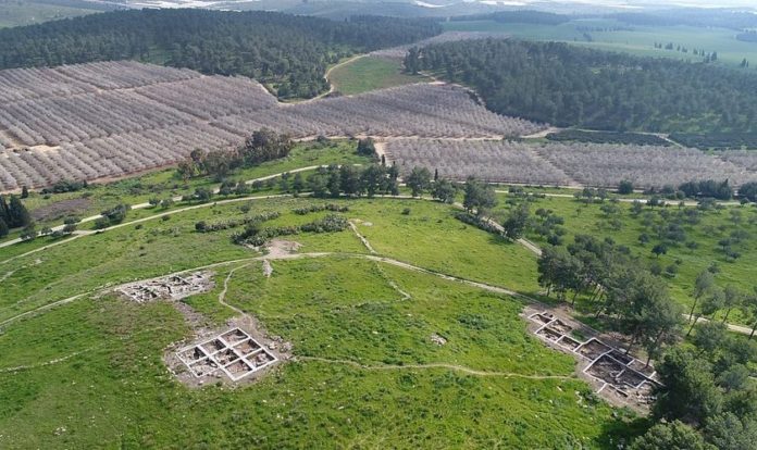 Sítio arqueológico em Khirbet a-Ra'i, onde os pesquisadores acreditam ter localizado a cidade bíblica de Ziclague. (Foto: Autoridade de Antiguidades de Israel)