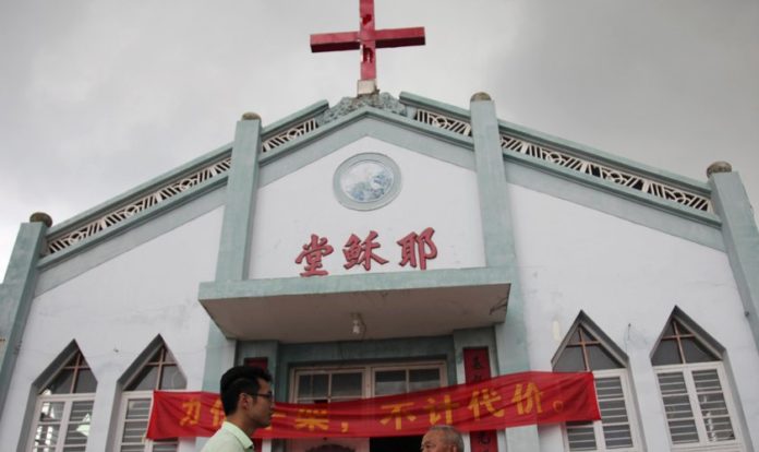 Igreja na China com uma cruz no topo