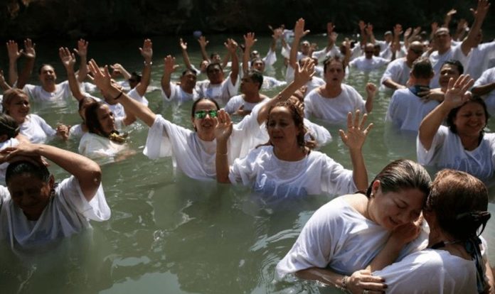 Ex-muçulmanos se voltam para Jesus e se batizam no Irã. (Foto: Reprodução/Believers)