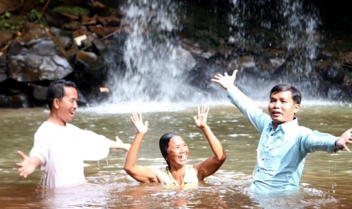 Nova convertida no sudeste da Ásia celebra após ser batizada. (Foto: Reprodução/BP News)