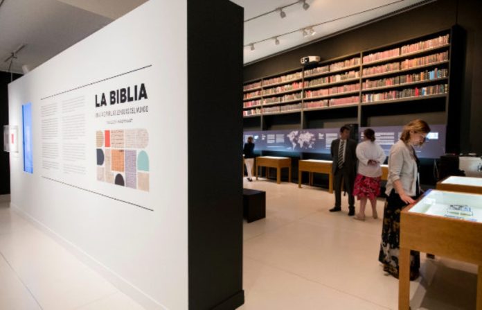 Uma das salas do centro cultural CaixaForum Madrid, na Espanha, onde está sendo realizada uma exposição com mais de 1.600 Bíblias