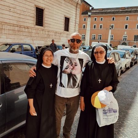 Henrique Fogaça, jurado do Masterchef, causou polêmica ao publicar no Instagram foto em que aparece com duas freiras, usando uma camiseta com mulheres se beijando