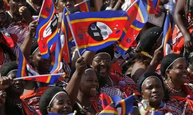 Cidadãos de eSwatini agitam bandeiras do país