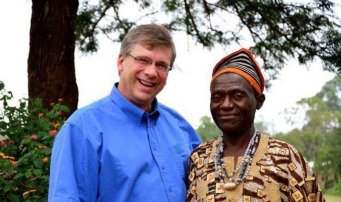 Tradutor da Bíblia Angus Fung (à direita) posa para uma foto com o Presidente da Tearfund Canadá Wayne Johnson (à esquerda) em Wum, Camarões. (Foto: Alex Nicholls)
