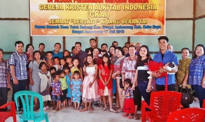 Crentes reunidos em sua congregação, na Indonésia. (Foto: Reprodução/MNN)