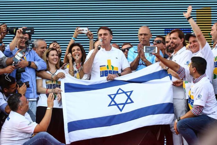Bolsonaro exibe bandeira de Israel na Marcha para Jesus