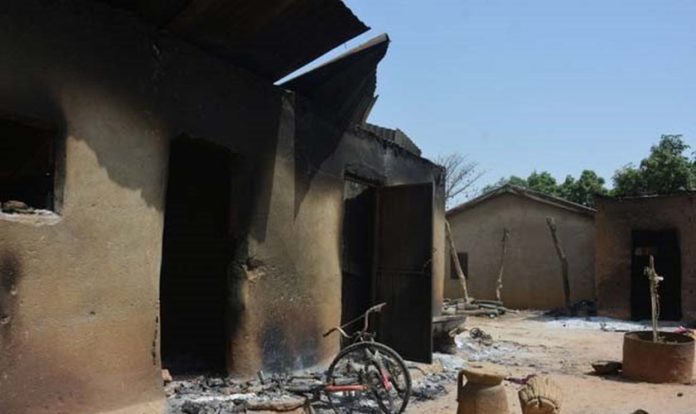 Casas em Karamai, estado de Kaduna, que foram queimadas em um ataque dos Fulani em fevereiro. (Foto: Reprodução/Barnabas Fund)