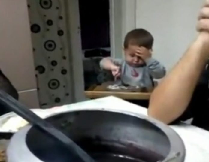 Bebê é filmado comendo escondido durante oração e vídeo viraliza nas redes sociais