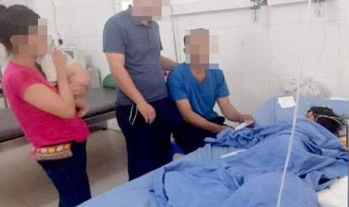 Família vietnamita sendo tratada no hospital após ataque.