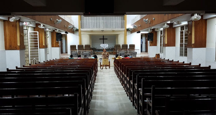 Cristãos durante culto em uma igreja de Cuba (Foto: Portas Abertas)