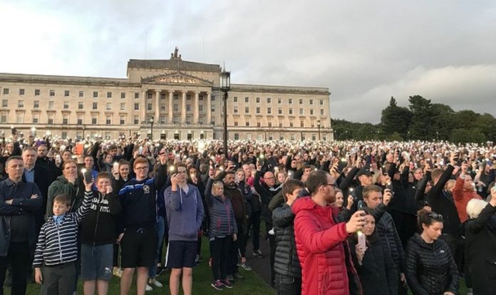 Manifestantes se reuniram em frente ao prédio do parlamento em Belfast. (Foto: Reprodução/Twitter)