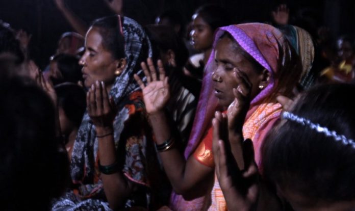 Aldeias quase inteiras estão se convertendo após a exibição do filme Jesus por missionários, na Índia. (Foto: Jesus Film Project / Reprodução)