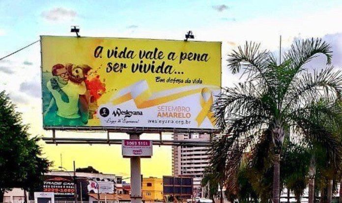 Totem com mensagem do “Setembro Amarelo” na campanha criada pela Igreja Wesleyana de Vila Velha (ES). (Foto: Reprodução/Facebook)