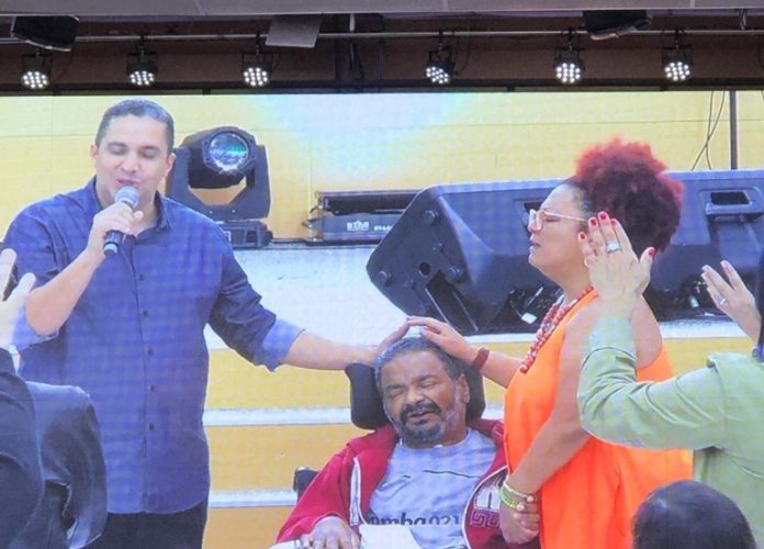 Arlindo Cruz e esposa vão a culto na ADVEC do Recreio do Bandeirantes, no Rio de Janeiro, véspera do seu aniversário, em 13 de setembro de 2019