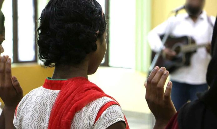 Saree se entregou a Jesus após ter sido curada de surdez, enquanto cristãos clamavam pela sua cura em uma igreja, na Índia. (Foto: Portas Abertas - EUA)