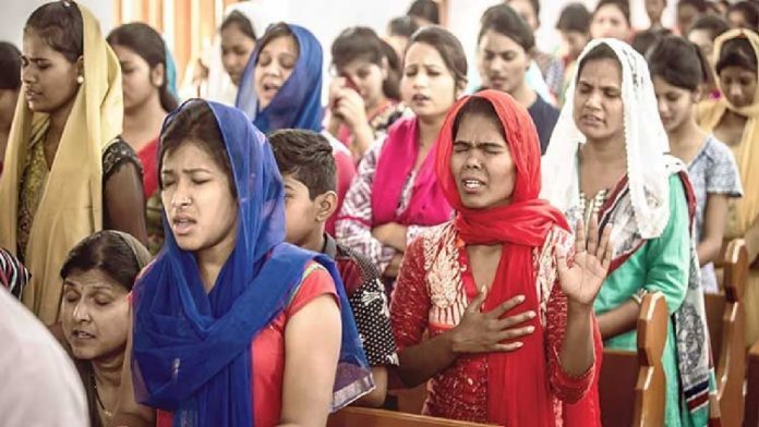 Cristãos orando durante culto na Índia