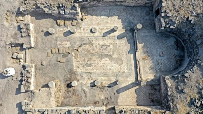 O piso de mosaico da igreja queimada perto do mar da Galileia (Foto: Dr. Michael Eisenberg)