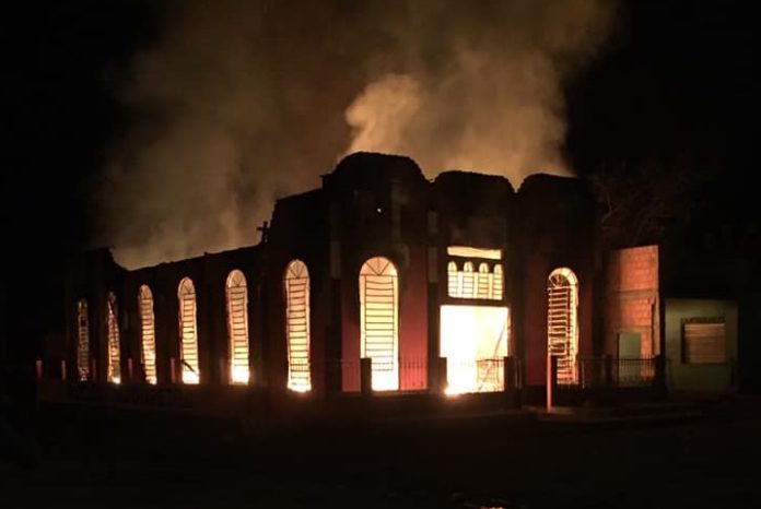 Templo da AD Madureira é consumido pelas chamas na cidade de Uruará (PA). Foto: Reprodução