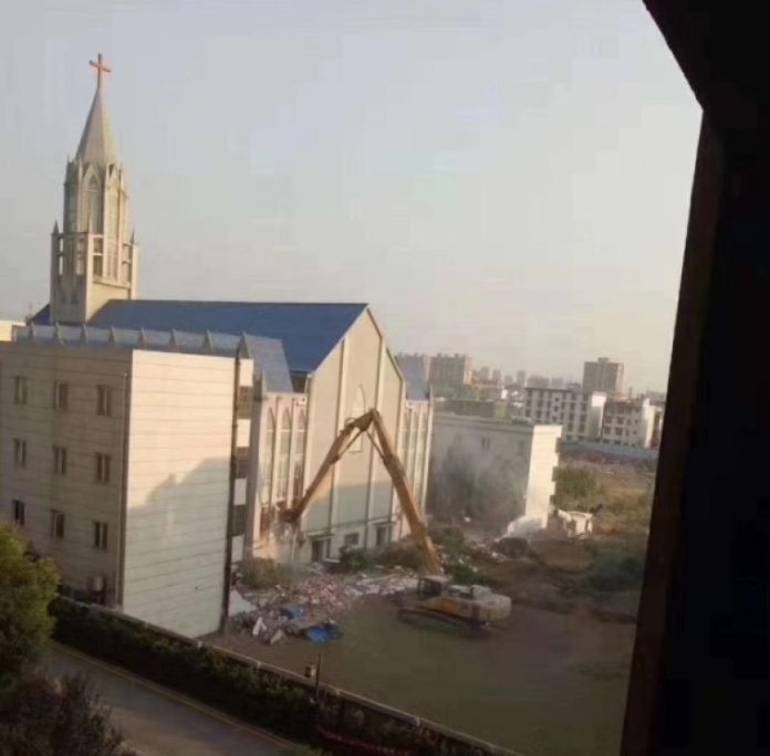 Oficiais do governo chinês derrubam uma igreja de 3.000 lugares localizada na província de Anhui em outubro de 2019