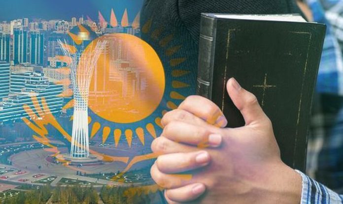 Montagem da bandeira do Cazaquistão com mãos postas e uma Bíblia