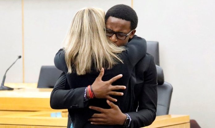 Brandt Jean abraça a ex-policial Amber Guyger, condenada a 10 anos de prisão por matar seu irmão.