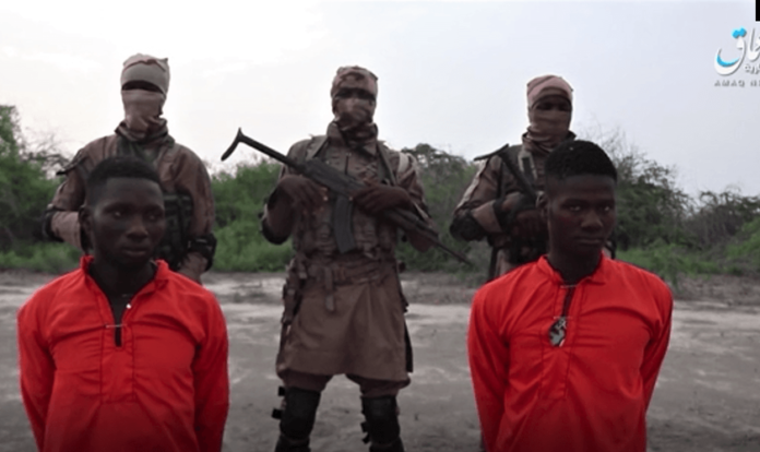 Missionários Godfrey Ali Shikagham (à esquerda) e Lawrence Duna Dacighir, antes de serem executados pelo Boko Haram. (Imagem: Amaq)