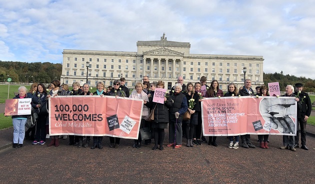 Ativistas pró-vida protestaram do lado de fora da Assembléia de Stormont na Irlanda do Norte, em 21 de outubro de 2019. / Facebook Both Lives Matter