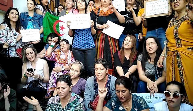 Mulheres cristãs argelinas cantam enquanto exigem liberdade religiosa em uma manifestação pacífica em Tizi-Ouzou, outubro de 2019.