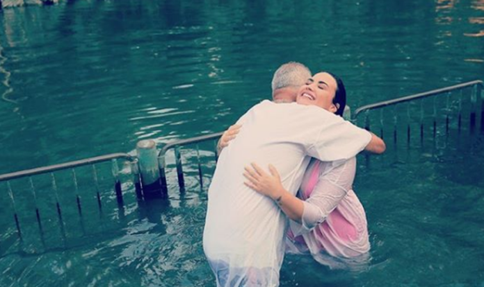 Demi Lovato foi batizada no rio Jordão, durante viagem a Israel. (Foto: Reprodução/Instagram)