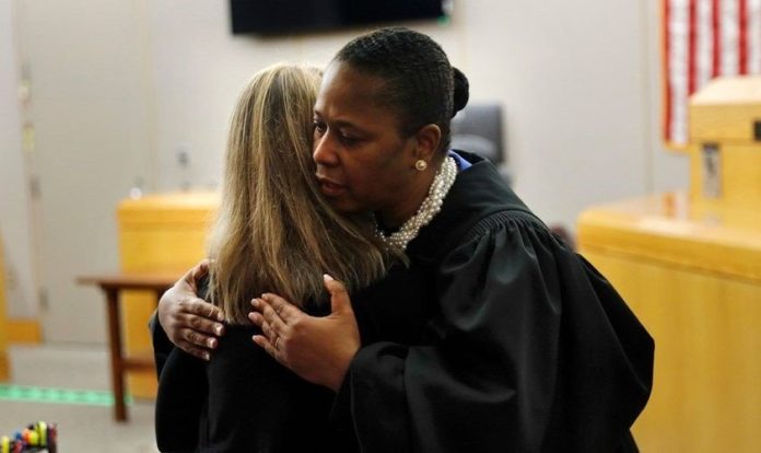 Juíza Tammy Kemp abraça a ex-policial Amber Guyger, condenada a 10 anos de prisão pela morte de um inocente no Texas. (Foto: Tom Fox / Dallas Morning News)
