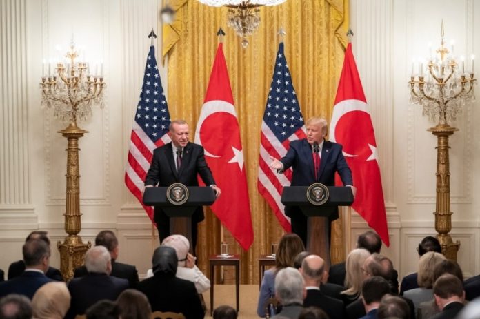 O presidente Donald Trump (D) e o presidente da Turquia Tayyip Recep Erdogan (E) participam de uma conferência de imprensa na Casa Branca em 13 de novembro de 2019.