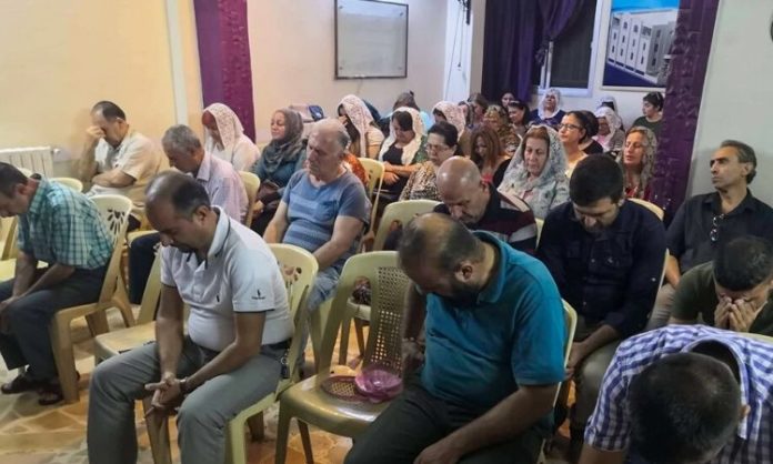 Cristãos de Qamishli oram pela paz na Síria