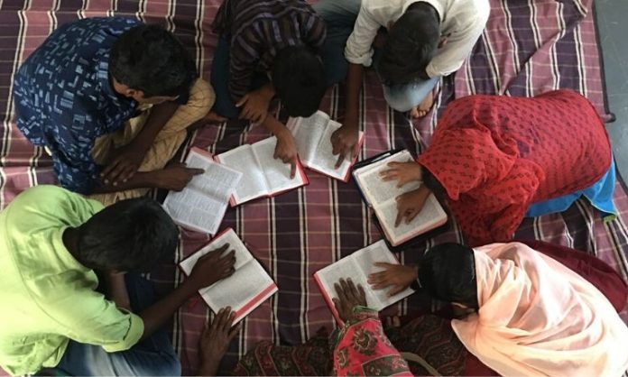 Cristãos lendo a Bíblia na Índia
