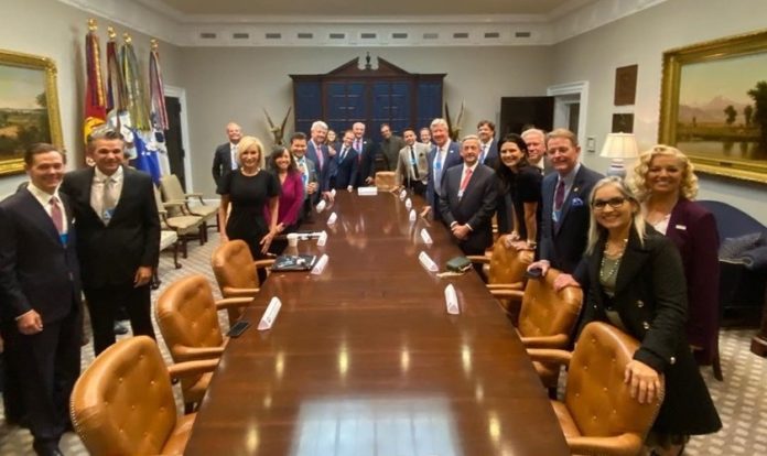 Pastores reunidos na sala Roosevelt, na Casa Branca. (Foto: Reprodução/Instagram)