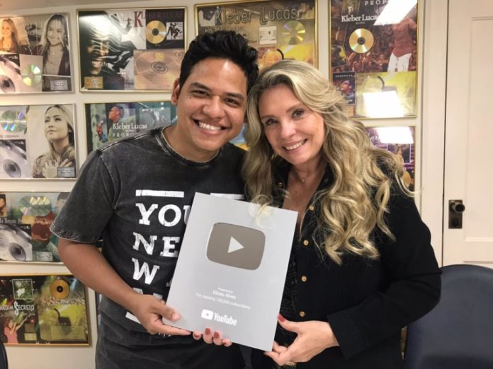 Elizeu Alves recebe placa por mais de 100 mil inscritos no YouTube / Foto: Divulgação