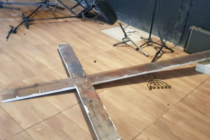 Cruz caída no chão após vandalismo na igreja evangélica Sara Nossa Terra, no DF